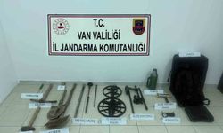 Van'da tarihi kale yakınında kazı yapan 2 kişi yakalandı