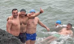 Yeni yılın ilk gününde buz gibi suda deniz keyfi