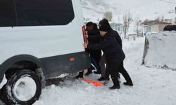 Yolda mahsur kalanların imdadına Kaymakam yetişti