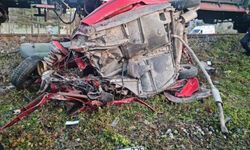 Yük treni hemzemin geçitte otomobile çarptı: 1 ölü