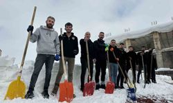 Yüksekova'da 20 kişilik ekibin çatıda kar temizleme mesaisi