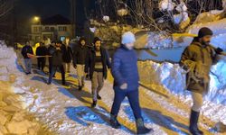 Yüksekova'da cemaat namazdayken çatı çöktü: İmam anons etti, köylü küreği ve halatıyla yardıma koştu