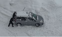 Yüksekova'da kar esareti