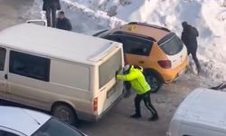 Yüksekova'da soğuk havada iç ısıtan hareket: Trafik polisi mahsur kalan aracı iterek kurtardı