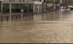 İzmir’de Sağanak Sonrası Kordon’da İlginç Protesto