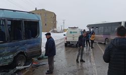 Yüksekova’da Dehşet Anları: Belediye Otobüsü ile Minibüs Kafa Kafaya Çarpıştı!