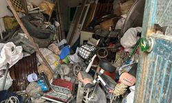 20 kamyon dolusu çöpü 25 yılda evinde biriktirmiş