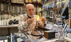 25 yıldır camlara üfleyerek şekil veriyor