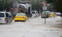 Adana'da sağanak yağışta yollar göle döndü