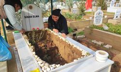 Adana'da yağışta oğlunun mezarı çöken anne gözyaşlarına boğuldu