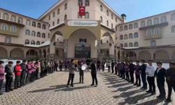 Ağrı Patnos'ta 'Kâbe'de Hacılar' ilahisi okul bahçesinde hep bir ağızdan söylendi