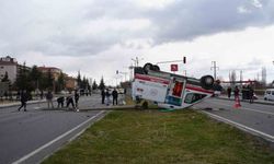 Ambulansla hafif ticari araç çarpıştı: 3 sağlık görevlisi yaralandı