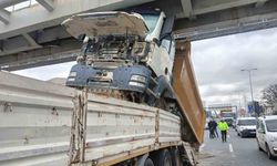 Ankara'da tıra yüklenmiş hafriyat kamyonu üst geçide çarptı