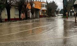 Antalya'da kuvvetli sağanak taşkınlara yol açtı minibüste mahsur kalanlar kepçe yardımıyla kurçarıldı