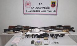 Antalya'da operasyon yapılan evde çok sayıda silah ele geçirildi