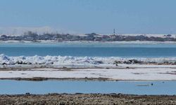 Arin Gölü'nde buz dalgaları: Sahilde metrelerce buz yığını oluştu