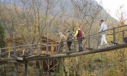 Asırlık ahşap köprü zamana meydan okuyor: Köylüleri sırtında taşıyor