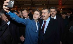 Bakan Tekin Ramazan çadırında gençlerle buluştu