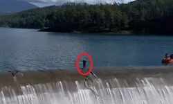 Balık üreticisinin savakları açık barajda yürekleri ağızlara getiren temizlik çalışması