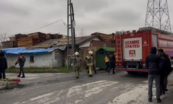 Başakşehir'de 3 katlı binanın çatısı alev alev yandı