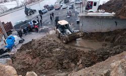 Bitlis'te heyelan: Sanayi sitesindeki dükkan toprak yığını altında kaldı