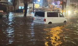 Bodrum sağanak yağışa teslim oldu: Yollar göle döndü, evleri su bastı