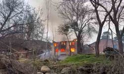 Bolu'da iki katlı ev alevlere teslim oldu