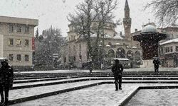 Bursa'da şehir merkezinde kar sürpriiz...Uludağ'a çıkacaklar dikkat....
