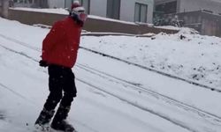 Bursa'da yağan karı fırsat bilen vatandaş şehir merkezinde kayak yaptı