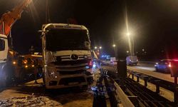 Büyükçekmece TEM Otoyolu'nda tır devrildi: 1 yaralı