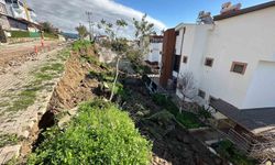 Çanakkale'de yağışlar sebebiyle bir sitenin istinat duvarı çöktü