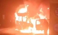 Çarpışan 2 araç alev topuna döndü: 2 yaralı