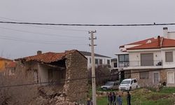 Çeşme'de sağanak yağış ve fırtına günlük yaşamı zorlaştırdı