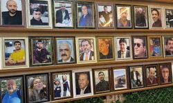 Deprem şehitlerinin fotoğrafları 3 yıldır çay ocağının duvarında asılı