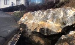 Dev kaya parçası evin çatısına düştü