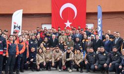 Diyarbakır'da eğitimlerini tamamlayan arama-kurtarma ekiplerine 'peç' takıldı