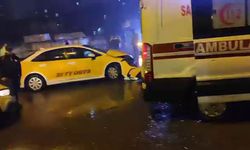 Diyarbakır'da ticari taksi ile yolcu minibüsü çarpıştı: 3 yaralı