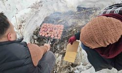 Donan Nazik Gölü üzerinde sucuk ekmek keyfi