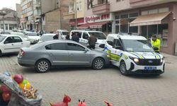 'Dur' ihtarına uymadı, ekip otosuna çarptı: Yaya kaçarken yakalandı