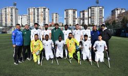 Engellerini ampute futbolla aşıyorlar