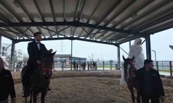 Esenyurt'ta sıra dışı nikahta gelin ve damat at üstünde dünya evine girdi