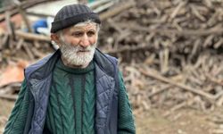 Evinden kamyonlar dolusu çöp çıkarılan 76 yaşındaki adam, çatıdan düşerek hayatını kaybetti