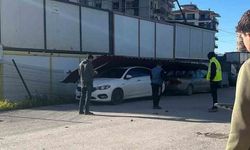 Fırtınanın yerinde söktüğü sac çatı park halindeki 2 aracın üzerine uçtu