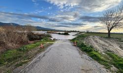 Gediz taştı, köprü sular altında kaldı