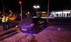 Hafif ticari araçla çarpışan otomobil kaldırıma çıkarak durabildi: 1 yaralı