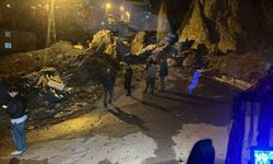 Hakkari'de dev kayalar mahalle yoluna düştü