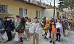 Harçlıklarını biriktirip yaşlıların gönüllerini ısıttılar