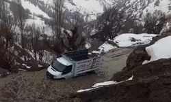 Hizan'da kar eridi, heyelan yolları kapattı