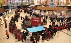 İndirim için geceden çadır kurup 8 saat yağmur altında beklediler