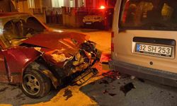 Isparta'da hafif ticari araçla çarpışan Tofaş otomobildeki 4 kişi yaralandı